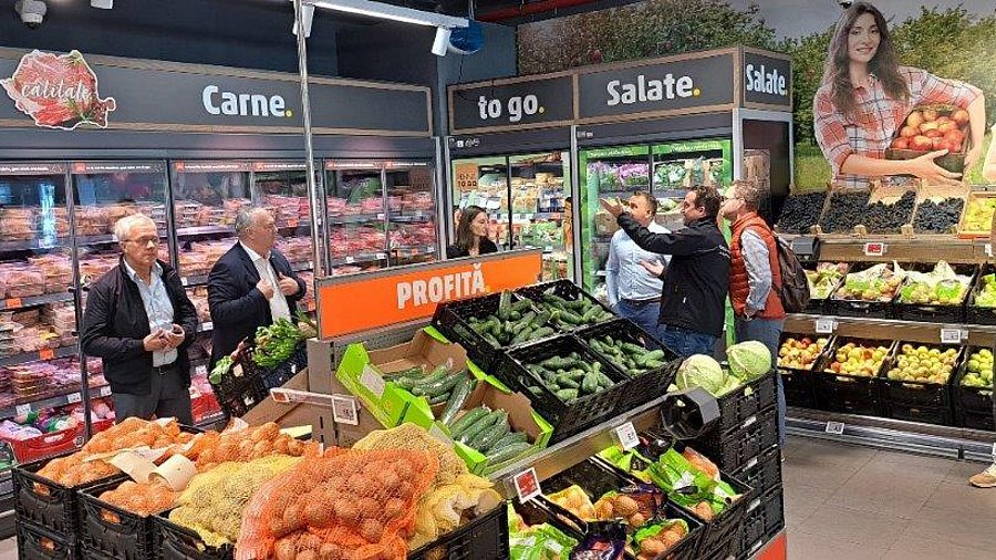 Menschen im Supermarkt